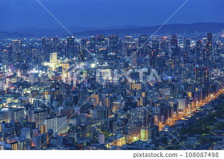 大阪市中心的夜景有許多摩天大樓 108087498