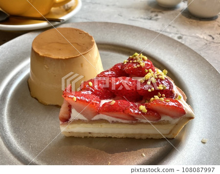 A tart with lots of strawberries and a cafe pudding with a retro feel. 108087997