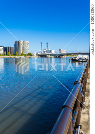 橫跨信濃川的龍頭橋與新潟市中央區的街景 橫跨信濃川的龍頭橋與新潟市中央區的街景 108088060