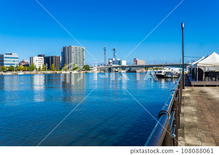 橫跨信濃川的龍頭橋與新潟市中央區的街景 108088061