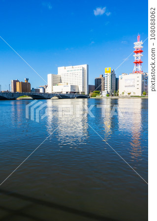 橫跨信濃川的萬代大橋和新潟市中央區的街景 108088062