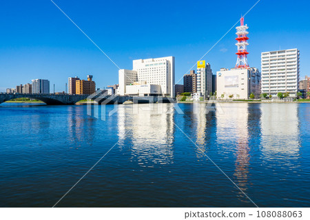 橫跨信濃川的萬代大橋和新潟市中央區的街景 108088063