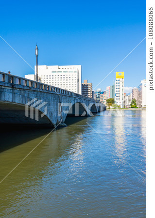 橫跨信濃川的萬代大橋和新潟市中央區的街景 108088066