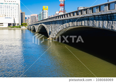 Bandai Bridge spanning the Shinano River and the cityscape of Chuo Ward, Niigata City 108088069