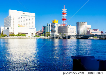 Bandai Bridge spanning the Shinano River and the cityscape of Chuo Ward, Niigata City 108088071