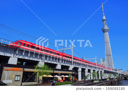 運行於東京水町的兩毛特急 108088180