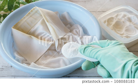 Baking soda and shirt collar stains | Image of soaking and washing 108088183