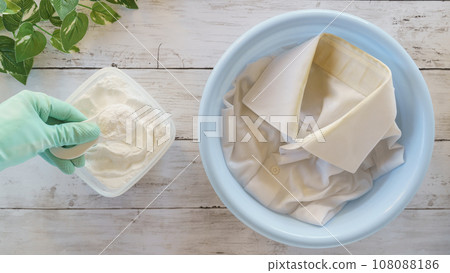 小蘇打和襯衫領子污漬 | 浸泡和洗滌的圖像 小蘇打和襯衫領子污漬 | 浸泡和洗滌的圖像 108088186