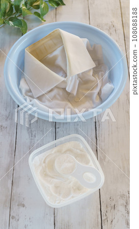 Baking soda and shirt collar stains | Image of soaking and washing 108088188