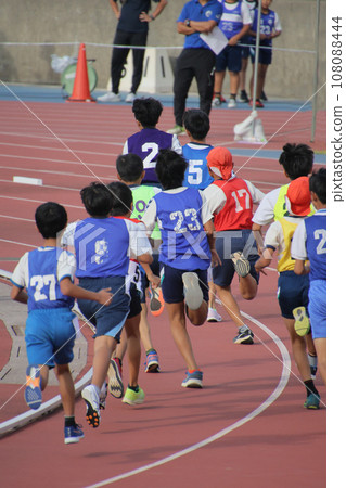 athletes running on track athletes running on track 108088444