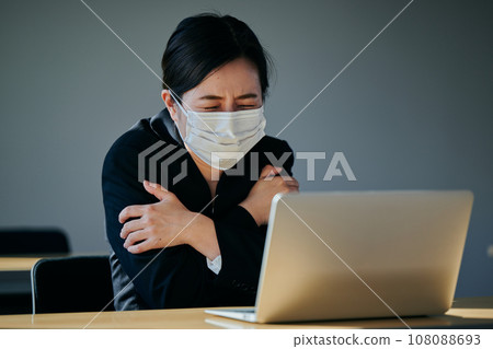 A young female office worker whose entire body is cold A young female office worker whose entire body is cold 108088693