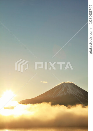 The sun at dawn, the sea of clouds, and Mt. Fuji The sun at dawn, the sea of clouds, and Mt. Fuji 108088745