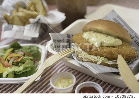 魚漢堡、薯條和沙拉 108088783