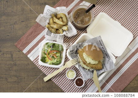 魚漢堡、薯條和沙拉 108088784