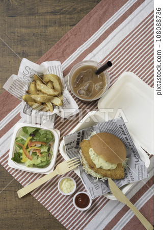 魚漢堡、薯條和沙拉,垂直位置 魚漢堡、薯條和沙拉,垂直位置 108088786