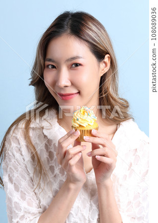 Hand with Dessert Hand with Dessert 108089036