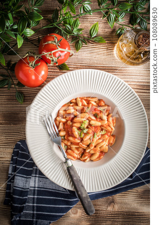 Cavatelli pasta with fresh tomato sauce. 108089630
