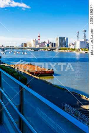 橫跨信濃川的龍頭橋與新潟市中央區的街景 橫跨信濃川的龍頭橋與新潟市中央區的街景 108089874