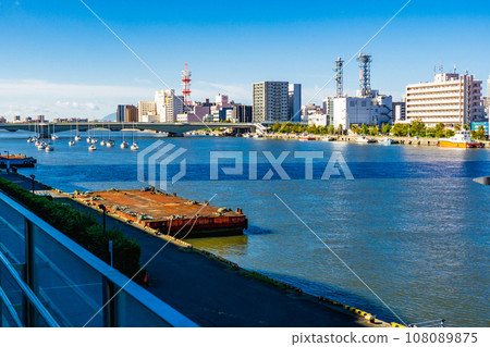 橫跨信濃川的龍頭橋與新潟市中央區的街景 108089875