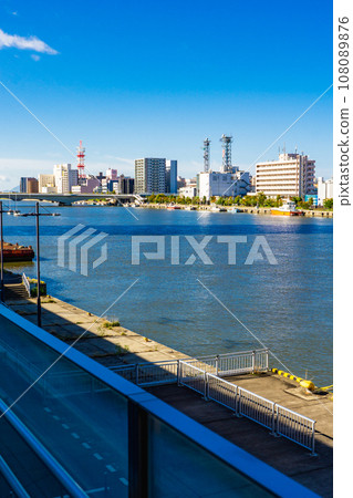 橫跨信濃川的龍頭橋與新潟市中央區的街景 橫跨信濃川的龍頭橋與新潟市中央區的街景 108089876