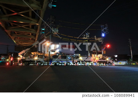 夜間封路期間電線桿電力作業 夜間封路期間電線桿電力作業 108089941