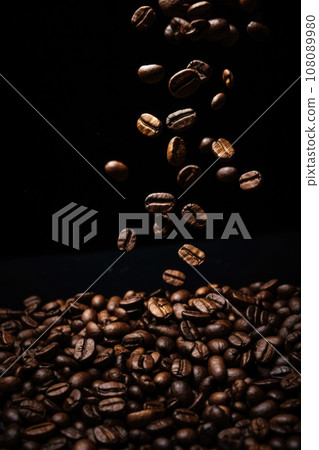Coffee beans on dark background. Generative AI Coffee beans on dark background. Generative AI 108089980