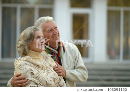 Elderly couple dance in the park in autumn. 108091160