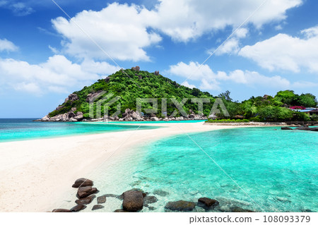 Nang Yuan Bay with white sand beach and blue sky in summer day, Koh Tao, Thailand. 108093379