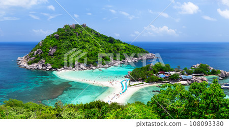 Panorama of viewpoint on Koh Nang Yuan island, Surat Thani in Thailand. 108093380
