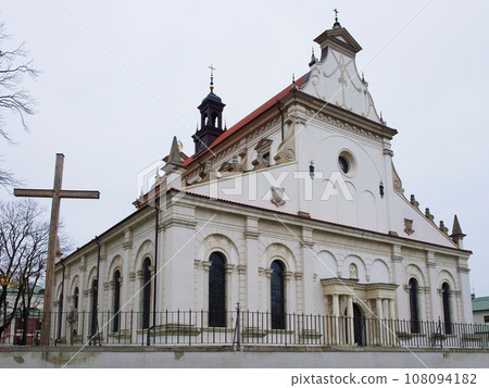 Cathedral of the Resurrection and St. Thomas the Apostle, Zamosc. Ancient European architecture, landmark. Cathedral of the Resurrection and St. Thomas the Apostle, Zamosc. Ancient European architecture, landmark. 108094182