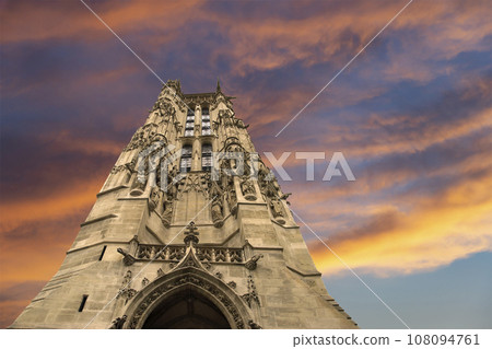 Saint-Jacques Tower (Tour Saint-Jacques) against the background of a beautiful sky at sunset. Located on Rivoli street, Paris, France. This 52 m Flamboyant Gothic tower (XVI century) Saint-Jacques Tower (Tour Saint-Jacques) against the background of a beautiful sky at sunset. Located on Rivoli street, Paris, France. This 52 m Flamboyant Gothic tower (XVI century) 108094761