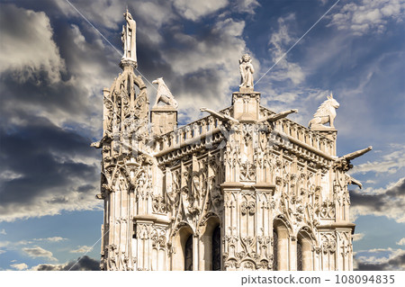 Saint-Jacques Tower (Tour Saint-Jacques) against the background of a beautiful sky at sunset. Located on Rivoli street, Paris, France. This 52 m Flamboyant Gothic tower (XVI century) Saint-Jacques Tower (Tour Saint-Jacques) against the background of a beautiful sky at sunset. Located on Rivoli street, Paris, France. This 52 m Flamboyant Gothic tower (XVI century) 108094835