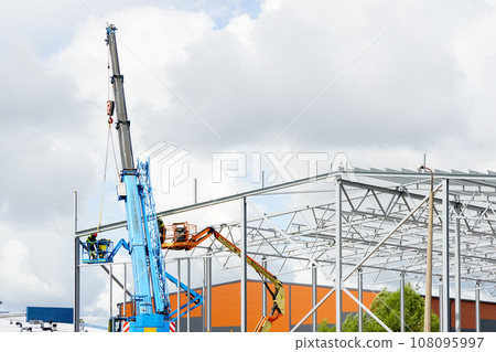 Steel frame structure assembly using telescopic boom crane and self propelled articulating boom lift 108095997
