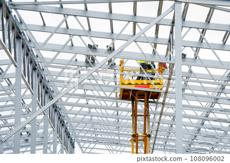 Complex large volume steel frame structure assembly using self propelled scissor lift platform Complex large volume steel frame structure assembly using self propelled scissor lift platform 108096002