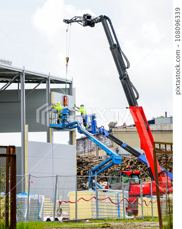 Sandwich panels wall assembly using telescopic boom crane and two self propelled articulating lifts 108096339