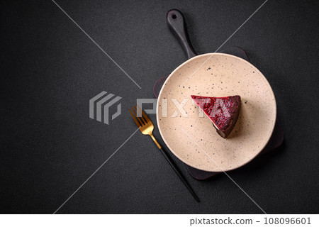 Delicious sweet cheesecake cake with mascarpone cheese, raspberries and jam 108096601