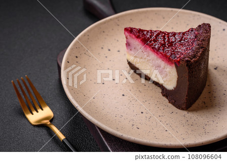Delicious sweet cheesecake cake with mascarpone cheese, raspberries and jam 108096604
