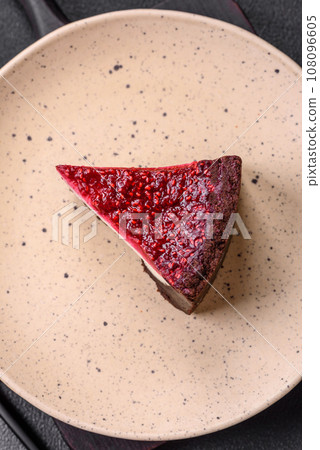 Delicious sweet cheesecake cake with mascarpone cheese, raspberries and jam 108096605