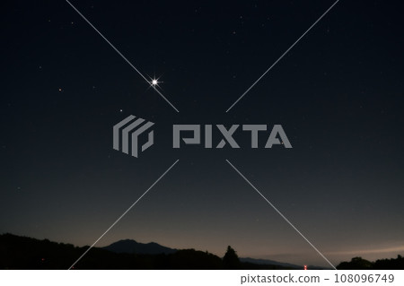 晨星在北斗市白州町清晨的東方天空閃耀 晨星在北斗市白州町清晨的東方天空閃耀 108096749