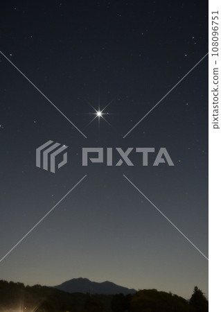 晨星在北斗市白州町清晨的東方天空閃耀 晨星在北斗市白州町清晨的東方天空閃耀 108096751