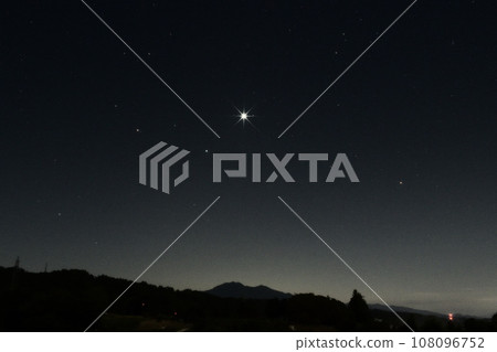 晨星在北斗市白州町清晨的東方天空閃耀 晨星在北斗市白州町清晨的東方天空閃耀 108096752