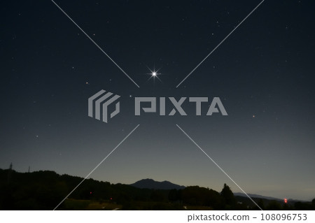 晨星在北斗市白州町清晨的東方天空閃耀 108096753