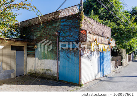 A store in the city that has ceased business and is now an abandoned building 108097601