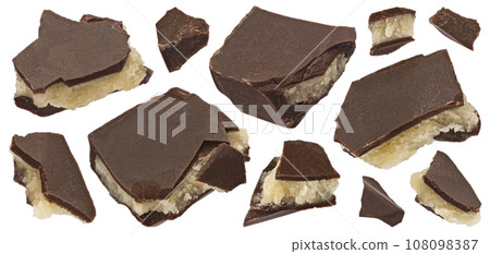 Broken chocolate bar with vanilla cream filling isolated on white background 108098387