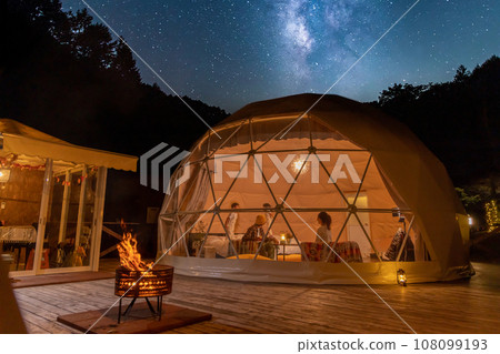 享受豪華露營的家庭 108099193