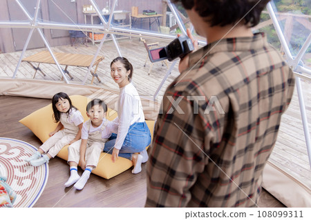 Family enjoying glamping 108099311