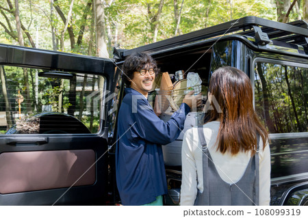 Couple outdoor image 108099319