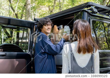 Couple outdoor image 108099320