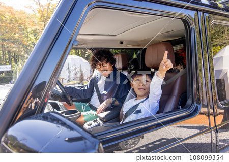 一個男人和他的孩子享受戶外活動 108099354