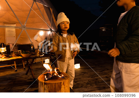 Kid making toasted marshmallows with a sweden torch 108099396